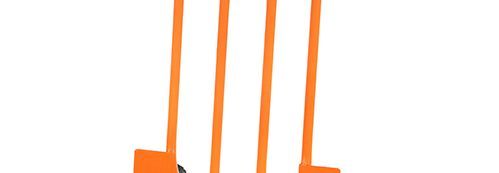 Orangefarbene Sackkarre mit zwei Rädern